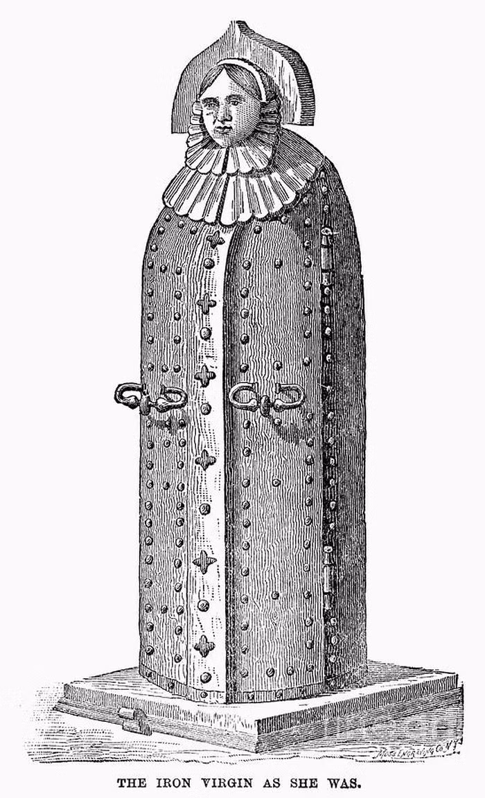 Khi bị tra tấn bằng trinh nữ sắt thì nữ phạm nhân sẽ không thể cử động vì gai nhọn làm từ sắt liên tục đâm vào cơ thể.