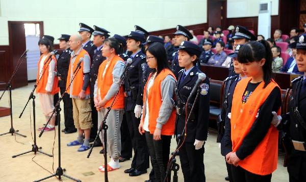 Các đồng phạm cũng chính là những thành viên trong gia đình Zhang đều bị lĩnh án từ 10 năm tù cho tới chung thân.