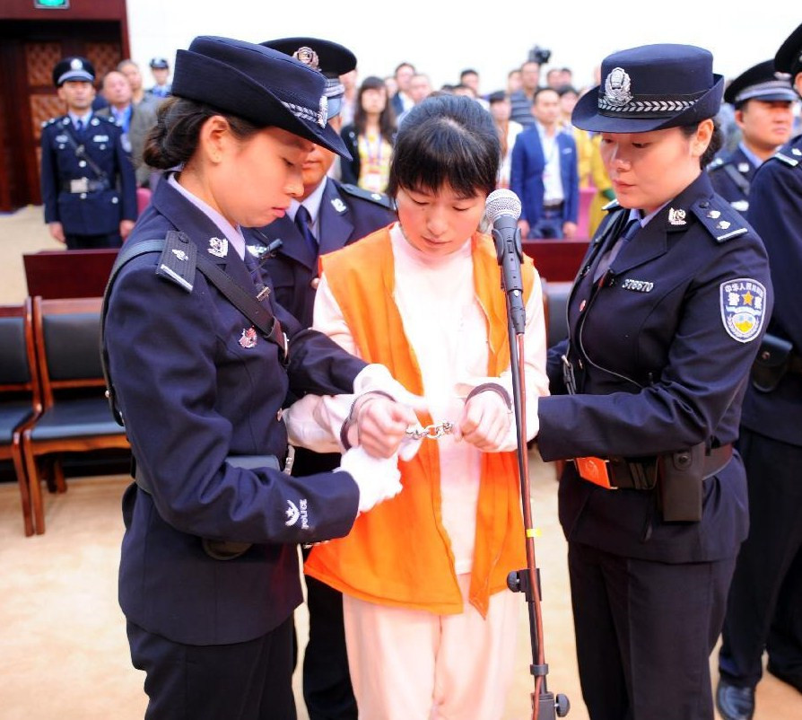 Hội Thiên chúa Toàn năng bị cấm hoạt động ở Trung Quốc khi có những lời rao giảng về sự diệt vong của Thế giới vào năm 2012. Sau khi vụ án mạng trên xảy ra, chính quyền Trung Quốc bắt giữ hàng trăm thành viên giáo phái này. Video: Bùng phát xung động giáo phái, 57 người thương vong (nguồn: VTC14)