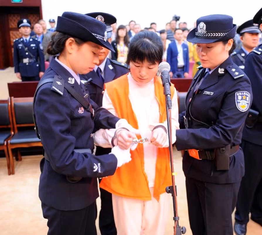 Hội Thiên chúa Toàn năng bị cấm hoạt động ở Trung Quốc khi có những lời rao giảng về sự diệt vong của Thế giới vào năm 2012. Sau khi vụ án mạng trên xảy ra, chính quyền Trung Quốc bắt giữ hàng trăm thành viên giáo phái này. Video: Bùng phát xung động giáo phái, 57 người thương vong (nguồn: VTC14)