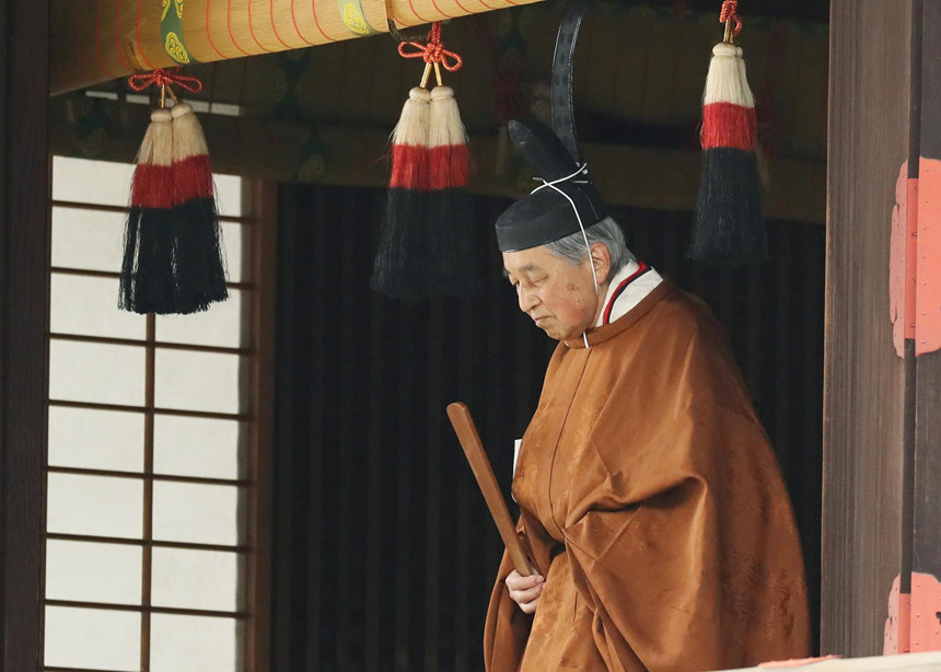 Nhật hoàng Akihito phá vỡ truyền thống khi là Nhật hoàng đầu tiên kết hôn với thường dân. Trước đó, Nhật hoàng thường kết hôn với những phụ nữ xuất thân trong các gia đình quý tộc.