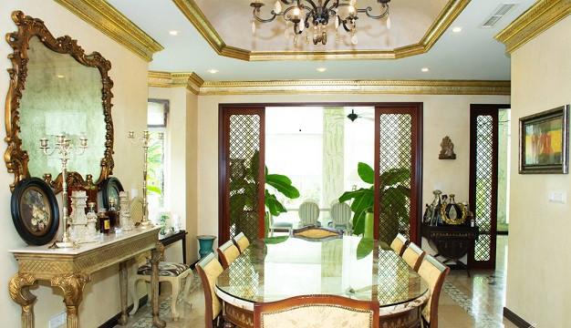 Căn hộ của siêu mẫu Vũ Cẩm Nhung được thiết kế theo lối kiến trúc Pháp cổ, có 7 phòng chính (1 phòng khách, 1 phòng ăn, 3 phòng ngủ, 1 phòng để quần áo và 1 phòng sinh hoạt gia đình).