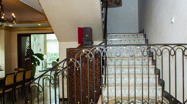 Vũ Cẩm Nhung tâm sự, lúc đầu nền nhà chị lát bằng gạch Đồng Tâm vẽ theo kiểu Pháp rất cổ điển. Sau nhiều năm sau khi sử dụng, muốn làm mới thêm cho căn nhà, chị đã điều chỉnh nhiều chi tiết nhưng luôn hướng theo ý tưởng và phong cách ban đầu của nhà thiết kế.