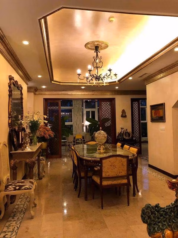 Vì lẽ đó chị đem vào nhà khá nhiều tượng Phật như một dấu ấn thiền nhẹ nhõm. Phủ ấm toàn màu vàng đất nên không gian nhà lúc nào cũng như tỏa đầy nắng, nhất là khi thắp đèn lên và viên mãn ngồi ngắm nhìn nó.