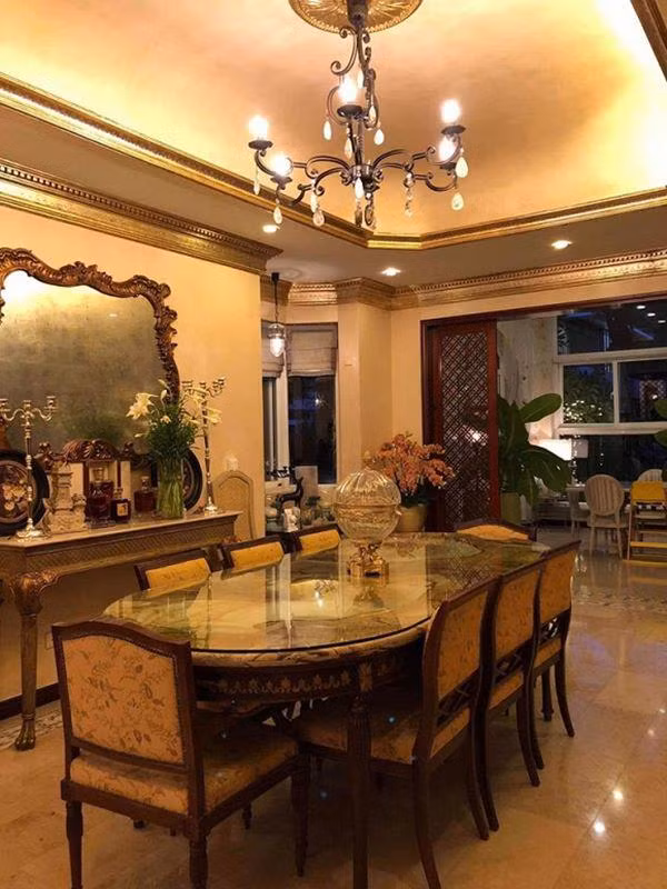 Vũ Cẩm Nhung chia sẻ trước đó: “Sống trong một không gian quá hiện đại sẽ dễ bắt gặp cảm giác nhạt” thế nên dễ nhận thấy tinh thần kim, cổ ngự trị trong ngôi nhà của chị. Mang phong cách cổ điển châu Âu nhưng vẫn phảng phất nét quyến rũ phương Đông thanh tịnh.