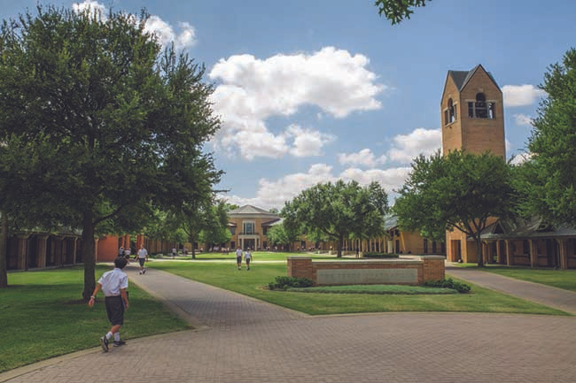 Trường Baylor, Tennessee: Ở một vị trí tuyệt đẹp nhìn ra sông Tennessee, Trường Baylor gồm một cụm các tòa nhà gạch đỏ phù hợp rải rác trong khuôn viên trường với khung cảnh đẹp như tranh vẽ của cảnh quan thiên nhiên.