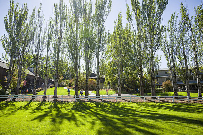 Trường Cascia Hall, Oklahoma: Ngoài các tòa nhà theo phong cách Norman tuyệt đẹp của Pháp, Cascia Hall còn có khuôn viên tuyệt đẹp được chăm sóc cẩn thận.