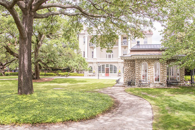 Trường St. George, Đảo Rhode: Ngoài nhà nguyện theo phong cách kiến trúc Gô-loa và nhiều tòa nhà lịch sử, trường St. George nằm trên một ngọn đồi bình dị nhìn ra biển.