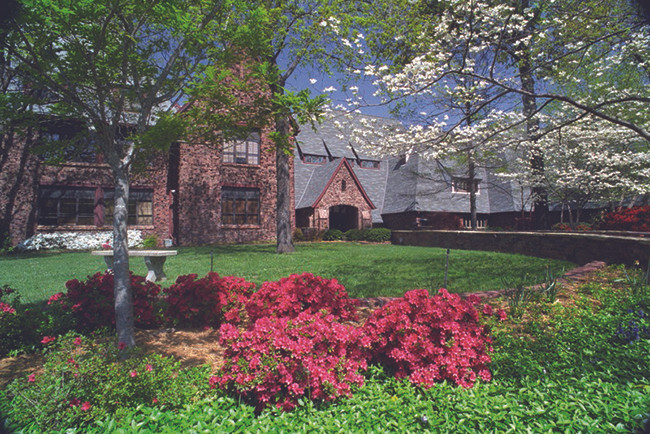 Học viện Hudson, Ohio: Đại học Yale là nguồn cảm hứng cho khuôn viên của ngôi trường này, vì vậy trường thường được gọi là Yale của phương Tây.