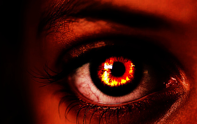 Người ta còn tin rằng, nạn nhân của lời nguyền "mắt quỷ" không chỉ có con người mà còn bao gồm vạn vật trong đời sống. Theo quan điểm này, "mắt quỷ" có thể gây hại cho động vật, cây cối, xe cộ... Nếu như bò vướng lời nguyền "mắt quỷ" thì sẽ bị mất sữa. Trong trường hợp cây cối bị "mắt quỷ" ám thì sẽ chết khô héo. Các phương tiện giao thông như ô tô, xe máy bị "mắt quỷ" ám sẽ hỏng hóc và không thể sử dụng được.