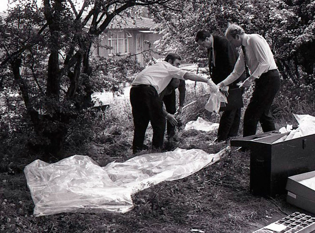 Thủ đoạn gây án của 2 hung thủ cũng giống nhau đến khó tin. Chúng đều hãm hiếp nạn nhân trước khi bóp cổ Ashford và Forrest đến chết.