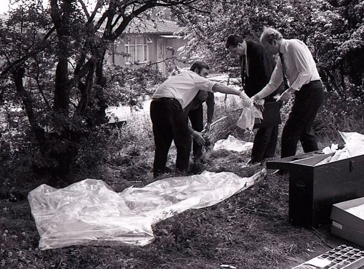 Thủ đoạn gây án của 2 hung thủ cũng giống nhau đến khó tin. Chúng đều hãm hiếp nạn nhân trước khi bóp cổ Ashford và Forrest đến chết.