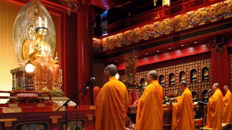  Đại lễ Phật đản (Vesak 2019) diễn ra từ sáng 12/5 - 14/5 tại chùa Tam Chúc, tỉnh Hà Nam với nhiều hoạt động văn hóa cùng sự tham gia của hàng ngàn người ở nhiều nước trên thế giới. Trong mùa Phật đản, phật tử và người dân nên làm một số việc để được bình an và tích lũy công đức.