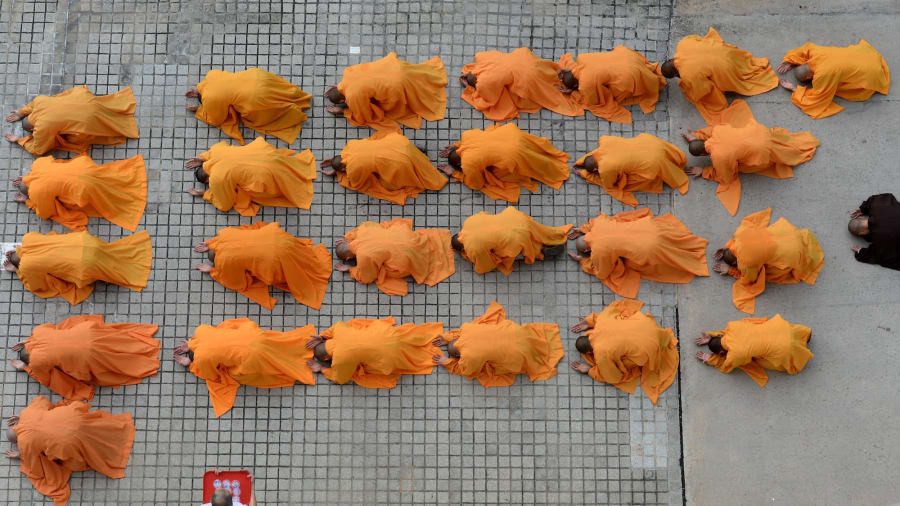 Theo đó, phật tử có thể đến chùa làm công quả, nghe các sư thầy giảng đạo về triết lý, đạo đức sống để được thanh tịnh hay làm từ thiện, giúp đỡ những người nghèo có hoàn cảnh khó khăn.