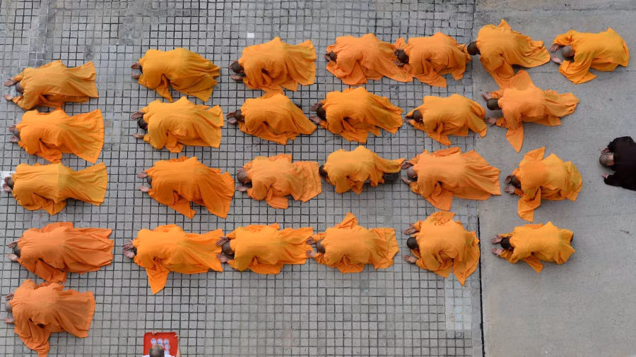 Theo đó, phật tử có thể đến chùa làm công quả, nghe các sư thầy giảng đạo về triết lý, đạo đức sống để được thanh tịnh hay làm từ thiện, giúp đỡ những người nghèo có hoàn cảnh khó khăn.