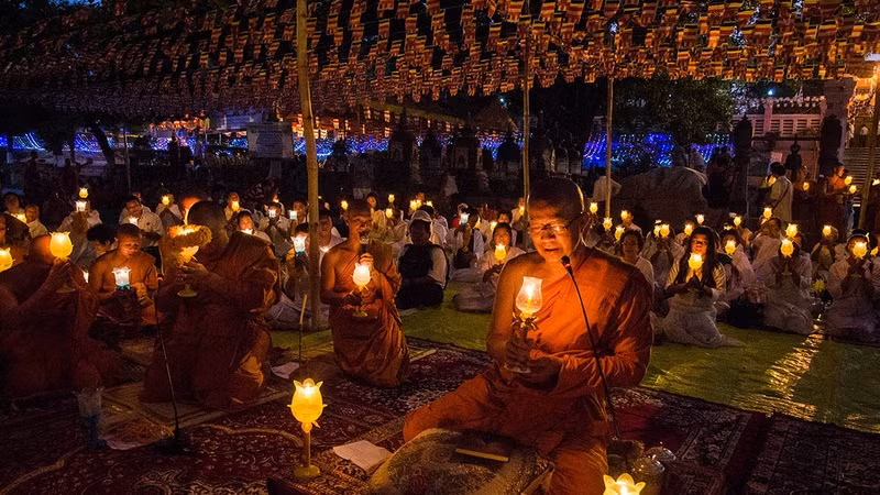 Cụ thể, trong mùa Phật đản, các phật tử thường đến các chùa để hành hương lễ Phật và thành tâm cầu phúc.