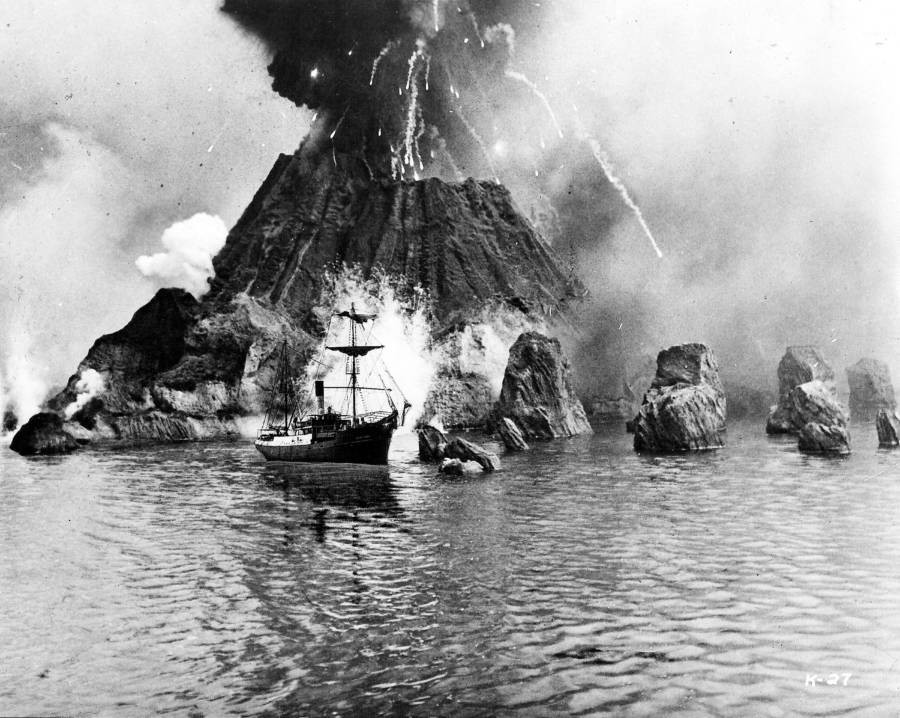 Cụ thể, vụ phun trào núi lửa Krakatoa ở eo biển Sunda, nằm giữa Java và Sumatra, Indonesia vào ngày 27/8/1883 gồm 4 vụ nổ lớn.