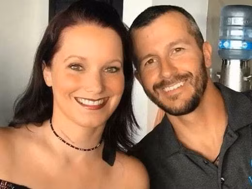 Lo lắng có chuyện không hay xảy ra, Nicole Utoft lái xe tới nhà của Shanann Watts. Trên đường đi, Nicole Utoft có gọi điện cho chồng của Shanann Watts thì nhận được câu trả lời là cô đã đưa con tới nhà bạn chơi nhưng không cho biết tên của người bạn đó.