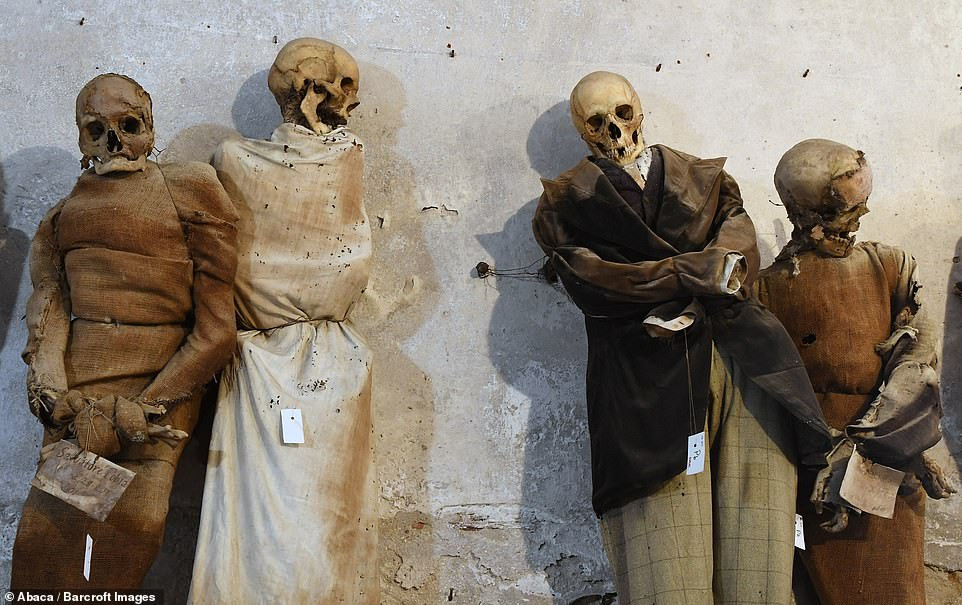 Theo thời gian, một số xác ướp bắt đầu bị phân hủy. Tuy nhiên, đa phần xác ướp còn nguyên vẹn với răng, tóc và da không có dấu hiệu bị phân hủy.