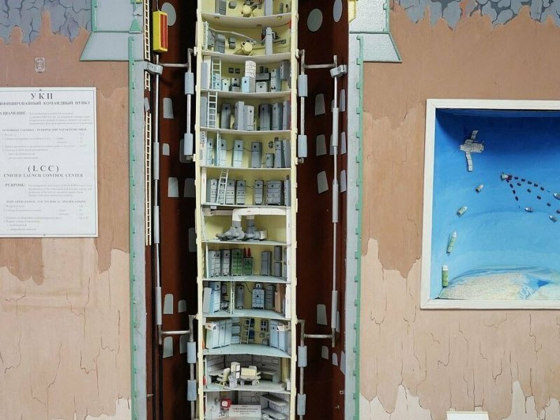 Một căn phòng với nhiều tài liệu, thiết bị bên trong cơ sở hạt nhân của Liên Xô ở Ukraine.