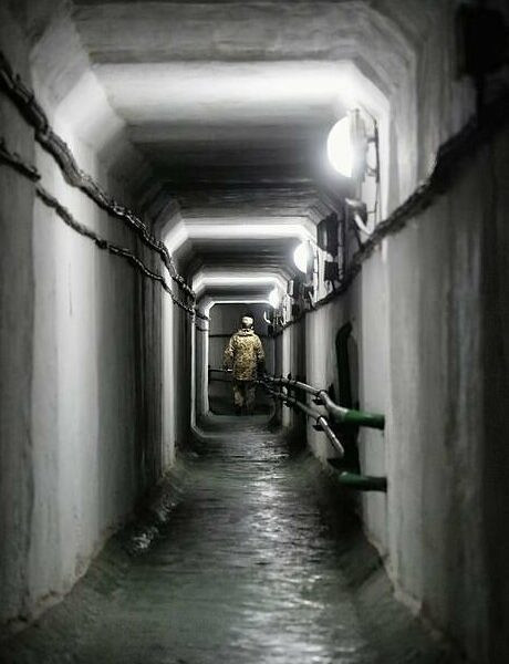 Một hành lang dẫn tới phòng điều khiển trong cơ sở hạt nhân bí mật của Liên Xô.