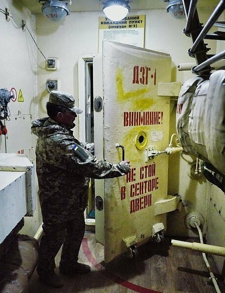 Cánh cửa nặng 750 kg được thiết kế có khả năng chịu được một vụ nổ hạt nhân.