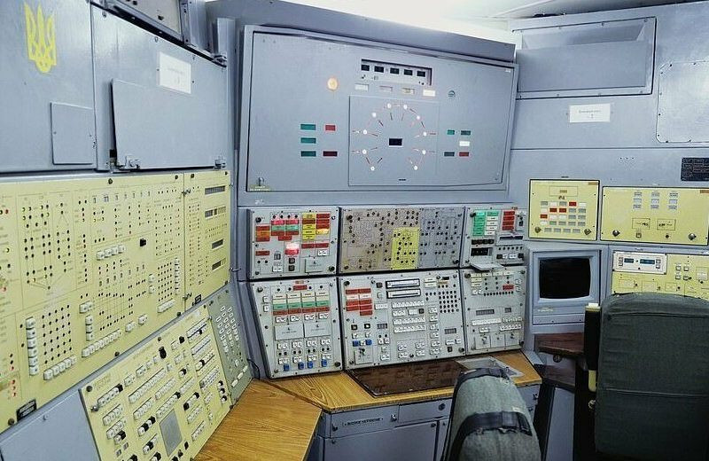 Bên trong phòng điều khiển với hệ thống máy móc, thiết bị phức tạp.