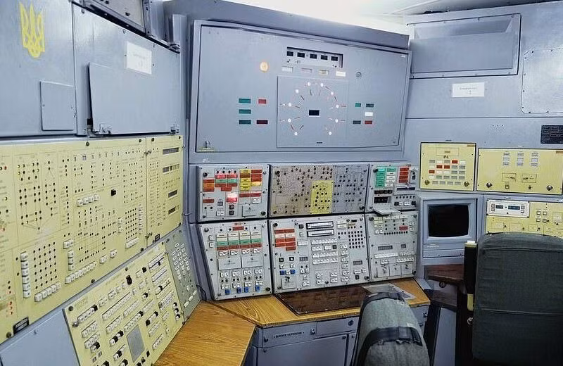 Bên trong phòng điều khiển với hệ thống máy móc, thiết bị phức tạp.