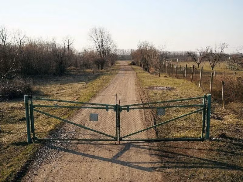 Lối vào cơ sở hạt nhân được bảo vệ bằng những hàng rào thép gai.