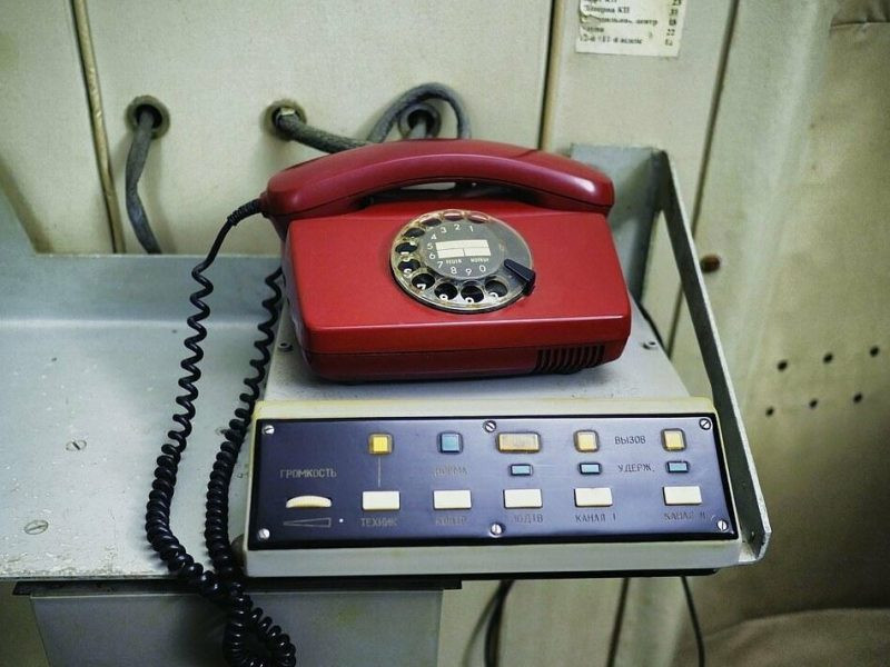 Điện thoại màu đỏ được các nhân viên làm việc trong cơ sở hạt nhân dùng để liên lạc với bên ngoài. Mời quý độc giả xem video: Bảo tàng đồ cũ thời Liên Xô (nguồn: VTC14)