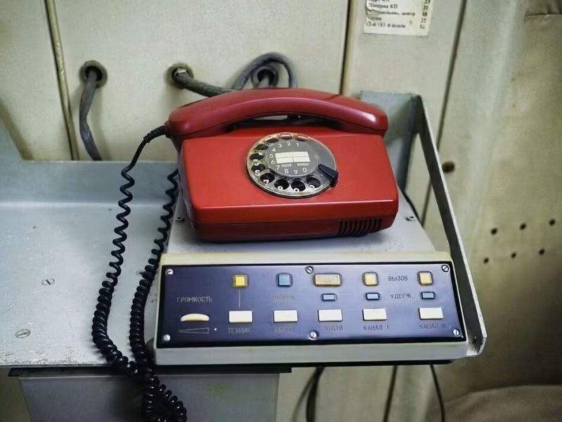 Điện thoại màu đỏ được các nhân viên làm việc trong cơ sở hạt nhân dùng để liên lạc với bên ngoài. Mời quý độc giả xem video: Bảo tàng đồ cũ thời Liên Xô (nguồn: VTC14)