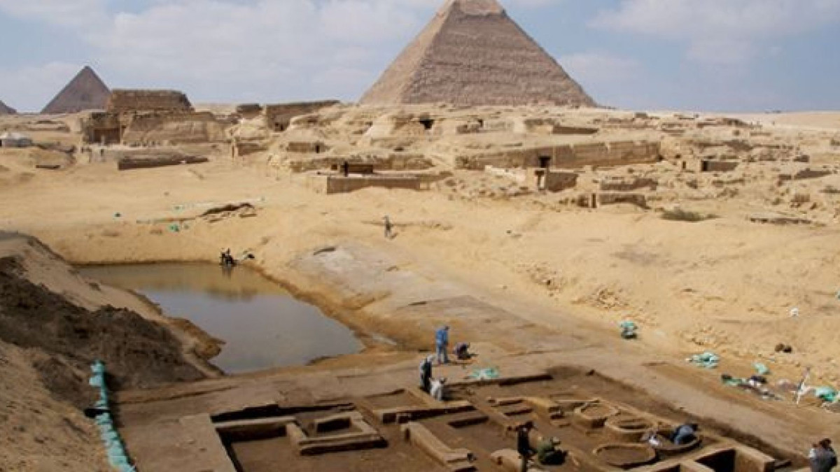 Chính vì vậy, những người tham gia dự án khai quật 2 ngôi mộ trên đều hết sức tỉ mỉ và cẩn thận nhằm tránh làm hư hại cổ vật.