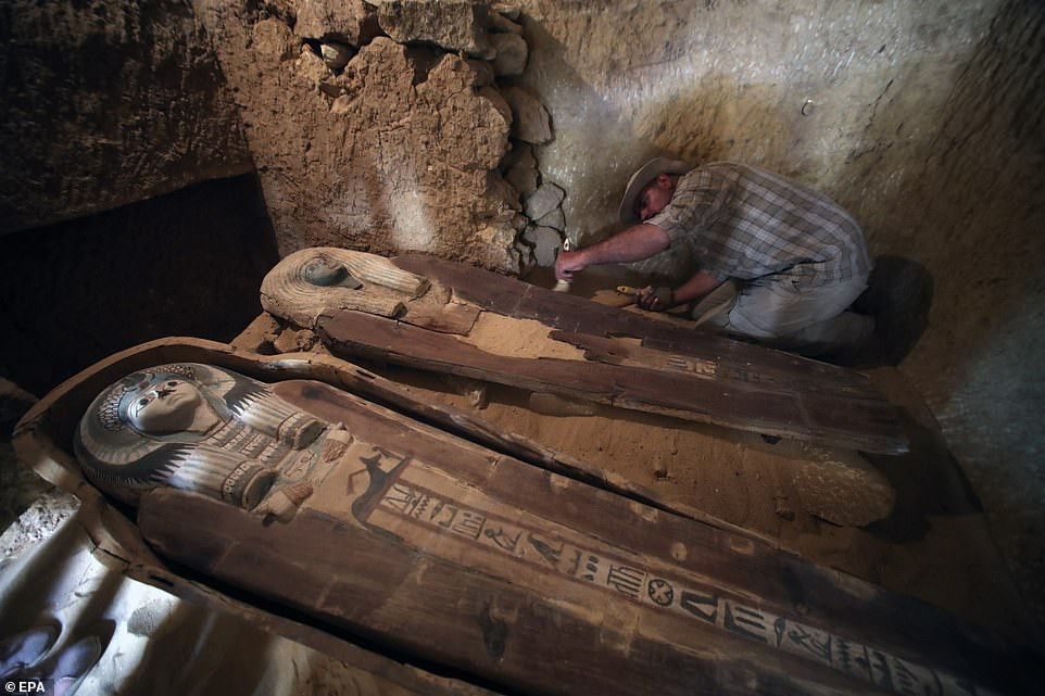 Một trong hai ngôi mộ thuộc về linh mục có tên Behnui-Ka. Người này giữ 7 chức vụ, trong đó có linh mục và thẩm phán dưới quyền pharaoh.