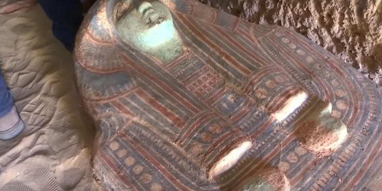 Khi tiến hành khai quật mộ cổ của 2 linh mục cấp cao trên, các chuyên gia đã tìm thấy nhiều cổ vật giá trị như những bức động vật bằng đá vôi và gỗ.