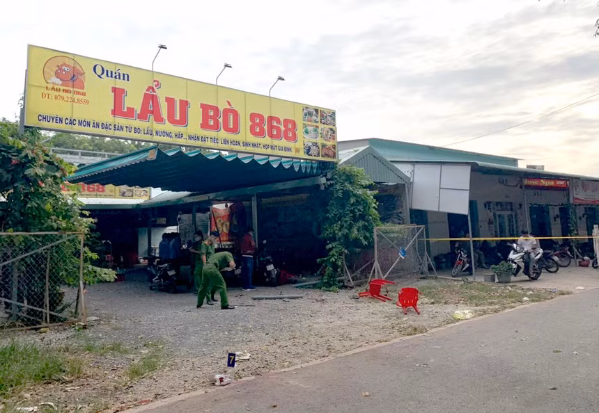  Hỗn chiến ở quán nhậu, 3 người tử vong: Trưa 31/12, hai nhóm thanh niên xảy ra mâu thuẫn khi ăn nhậu tại quán lẩu bò 868 ở xã An Tây, tỉnh Bình Dương. Họ dùng hung khí đâm chém nhau khiến nhiều người bị thương. Ba thanh niên bị thương nặng được chuyển đến Bệnh viện Đa khoa tỉnh Bình Dương cấp cứu nhưng không qua khỏi. Hiện, Công an tỉnh Bình Dương đang điều tra, làm rõ. 