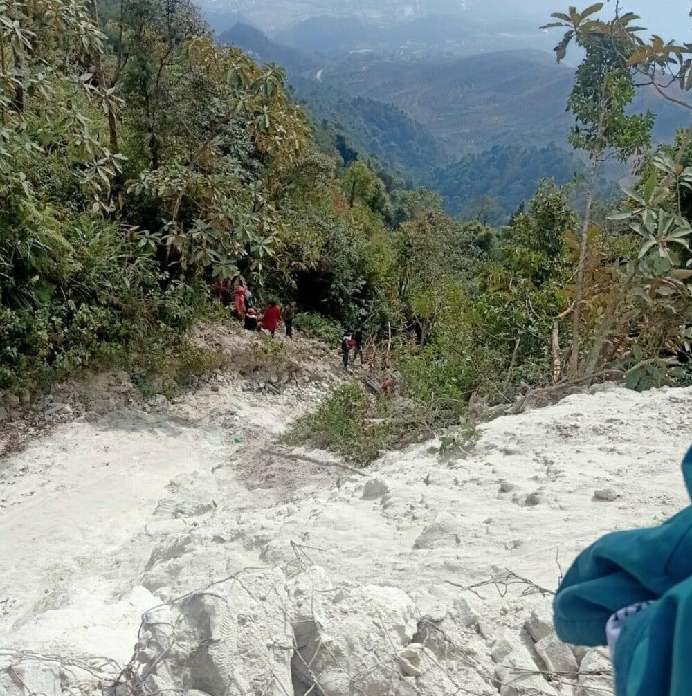  Xe tải lao xuống vực sâu, nam thanh niên tử vong, 1 người nhập viện cấp cứu: Khoảng 12h ngày 31/12 xe tải không chở theo hàng hoá lưu thông qua xã Phiêng Ban, huyện Bắc Yên, tỉnh Sơn La, chiếc xe tải bất ngờ lao xuống vực xâu khoảng 50 mét. Hậu quả, 1 người tử vong, 1 người khác bị thương nặng. Nạn nhân tử vong là anh Mùa A Thông (SN 1990), người bị thương là anh Lù A Dự (SN 1984 cùng trú tại xã Tà Xùa, huyện Bắc Yên). 