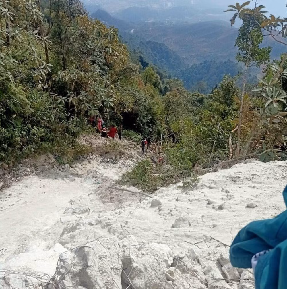  Xe tải lao xuống vực sâu, nam thanh niên tử vong, 1 người nhập viện cấp cứu: Khoảng 12h ngày 31/12 xe tải không chở theo hàng hoá lưu thông qua xã Phiêng Ban, huyện Bắc Yên, tỉnh Sơn La, chiếc xe tải bất ngờ lao xuống vực xâu khoảng 50 mét. Hậu quả, 1 người tử vong, 1 người khác bị thương nặng. Nạn nhân tử vong là anh Mùa A Thông (SN 1990), người bị thương là anh Lù A Dự (SN 1984 cùng trú tại xã Tà Xùa, huyện Bắc Yên). 