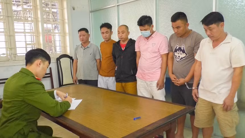  Triệt xóa đường dây đánh bạc 15 tỷ đồng: Ngày 31/12, Công an TP Đà Nẵng cho biết đã triệt phá thành công đường dây tổ chức đánh bạc với số tiền cá cược khoảng 15 tỷ đồng do đối tượng Trần Văn Đạo (34 tuổi, trú quận Sơn Trà, TP Đà Nẵng) cầm đầu. Đạo chia nhỏ tài khoản của mình cho đàn em tổ chức đánh bạc bằng hình thức cá độ bóng đá, keno, tài xỉu... Công an đang tạm giữ hình sự 6 người điều hành và đang lấy lời khai 10 con bạc.