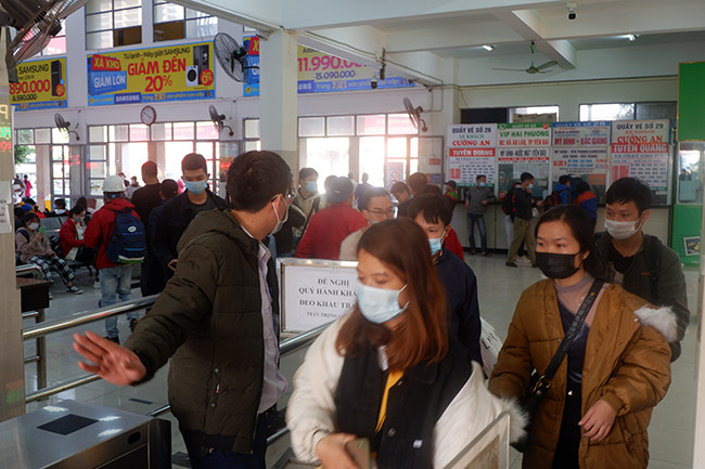 Anh T. cho biết thêm, so với giá niêm yết của giá vé ngày thường thì chỉ tăng từ 10.000 đồng đến 30.000 đồng tùy thuộc vào cung đường. 