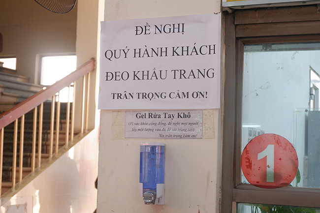 Những thông báo như thế này được dán khắp mọi nơi để phòng tránh dịch COVID-19. Cạnh đó, nước sát khuẩn rửa tay cũng đã được để nhằm phòng chống dịch một cách tốt nhất.