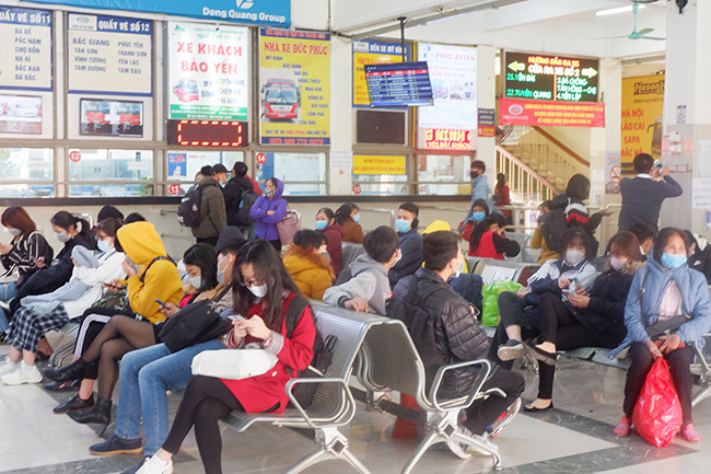 Ngày cuối cùng trong năm, người dân đổ về các bến xe về quê nghỉ Tết Dương Lịch. 