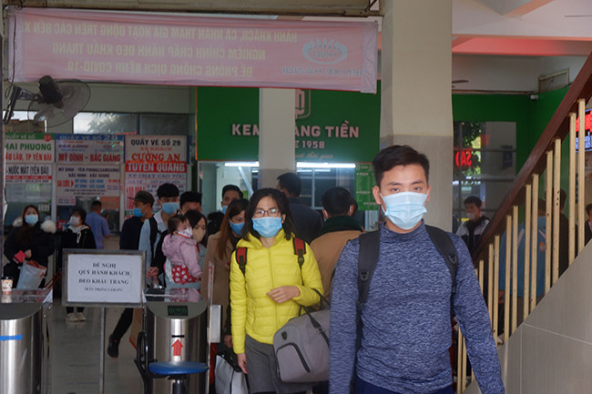 Tại đây, các điểm bán vé đều làm việc hết công suất, dòng người chen lấn để mua được cho mình một chiếc vé xe, lượng người đổ về đây đông đúc khiến người và xe đi lại khó khăn.