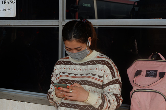 Nếu hành khách không có khẩu trang, nhân viên bến xe sẽ yêu cầu quay ra ngoài để mua và đeo khẩu trang.