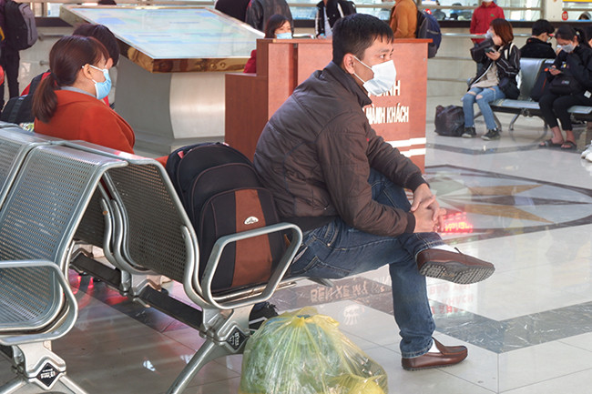 Để phòng chống dịch COVID-19, các bến xe cũng bố trí người chốt trực ở ngay các cửa vào khu vực xe khách đỗ để nhắc nhở.