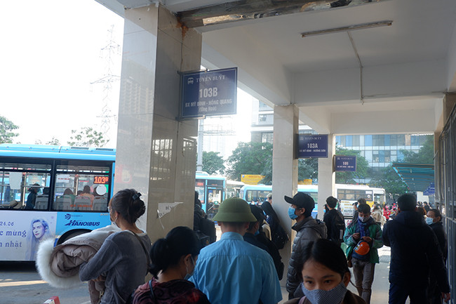 Theo ghi nhận PV Kiến Thức, chiều ngày 31/12 nhiều người dân đang sinh sống, làm việc, học tập tại Hà Nội đã đổ về các bến xe Mỹ Đình để về quê nghỉ Tết Dương lịch. 