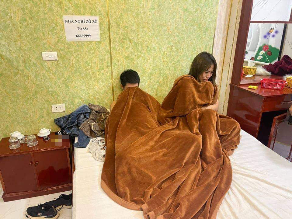 Bat 2 tu ba 9X dieu hanh moi gioi mai dam