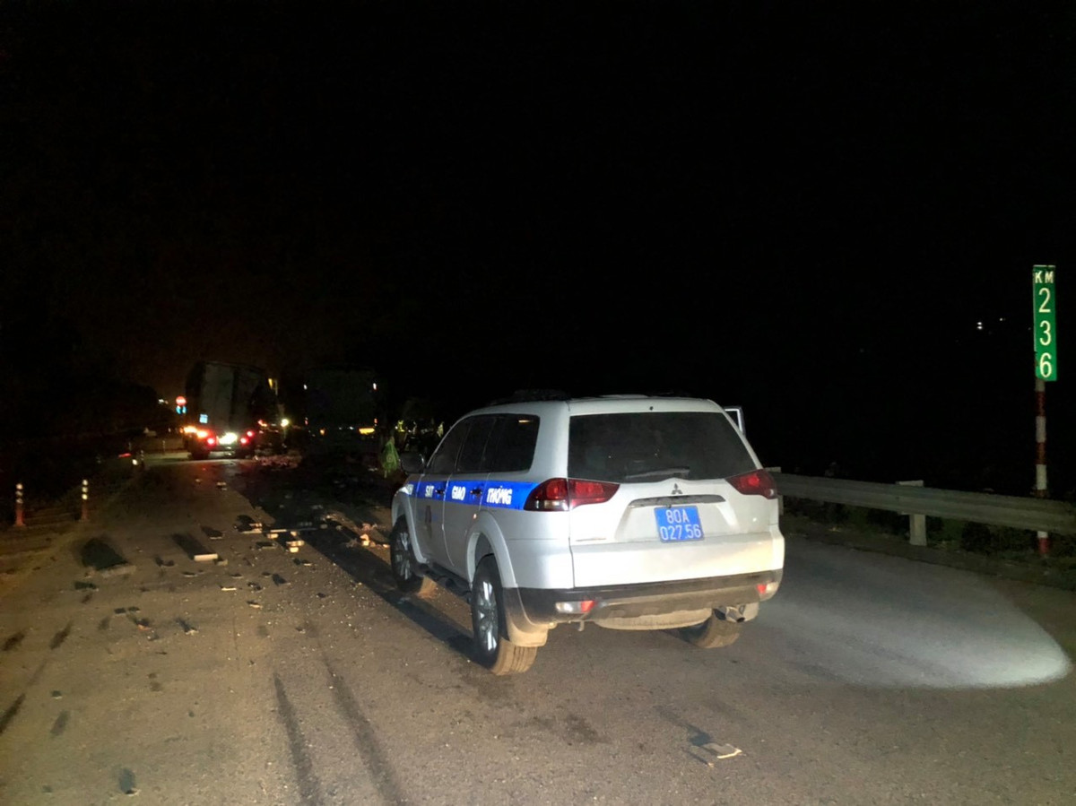 Xe dau keo va cham voi xe container, tai xe nguy kich-Hinh-2