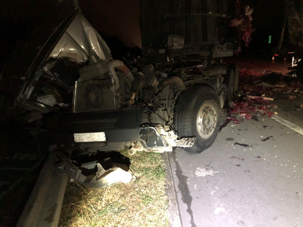 Khi đến Km236, xe đầu kéo không giữ được khoảng cách an toàn nên đâm vào đuôi xe container BKS 62C-01620, kéo theo rơ móoc BKS 51R-02401 đi cùng chiều phía trước.