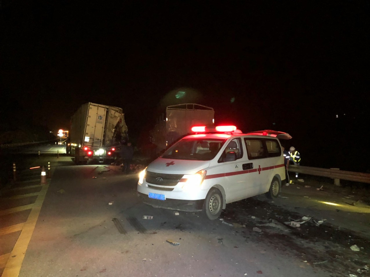 Vụ việc khiến tài xế xe đầu kéo bị thương nặng và được đưa đi Bệnh viện Đa khoa tỉnh Lào Cai để cấp cứu. 