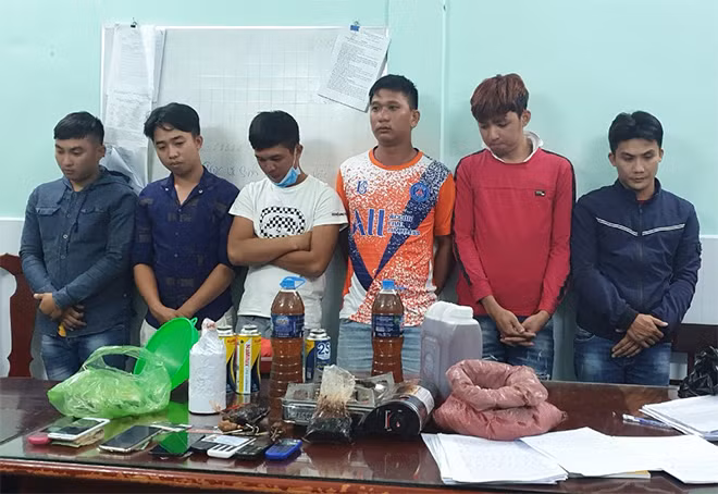  Bán mật ong rừng làm từ đường cát và nước sôi: Hôm nay, Công an TP Rạch Giá, tỉnh Kiên Giang đã tạm giữ hình sự 6 đối tượng gồm: Phạm Hồng Phúc (SN 1997), Nguyễn Thành Công (SN 1991), Nguyễn Ngọc Triệu (SN 1997), Phạm Hoàng Luân (SN 1988), cùng ngụ TP Tây Ninh, tỉnh Tây Ninh. Nguyễn Quốc Phong (SN 1994), Lê Đồng Ba (SN 1993), cùng ngụ tỉnh Bạc Liêu. Nhóm đối tượng này đã làm mật ông giả từ đường cát và nước sôi để lừa đảo chiếm đoạt tài sản.